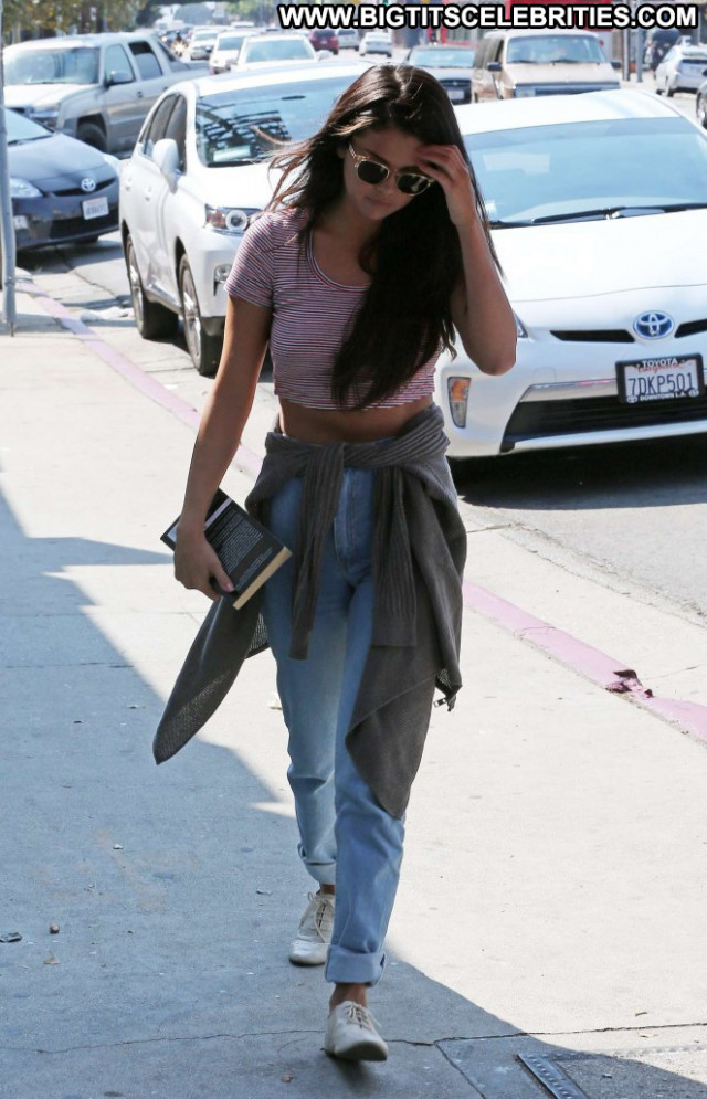 Selena Gomez Celebrity Beautiful Paparazzi Babe Posing Hot Hot